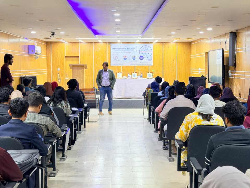 কুমিল্লা বিশ্ববিদ্যালয়ে গবেষণার মৌলিক ধারণা বিষয়ক সেমিনার অনুষ্ঠিত | টিএসআই আয়োজিত গবেষণা সেমিনার